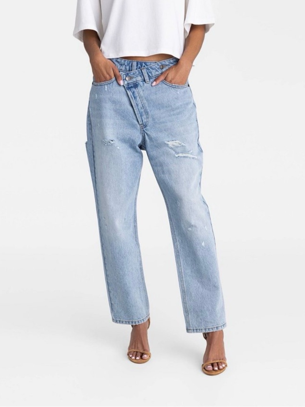 KBB by KAHLANA Women's Mid-Rise Tapered Leg 'The Dylan Jean' - Light Wash
10
NWT